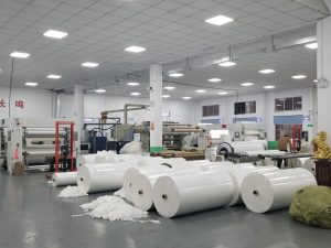 65gsmソフトハンドフィールPPSSS + PE医療用使い捨て防護服生地